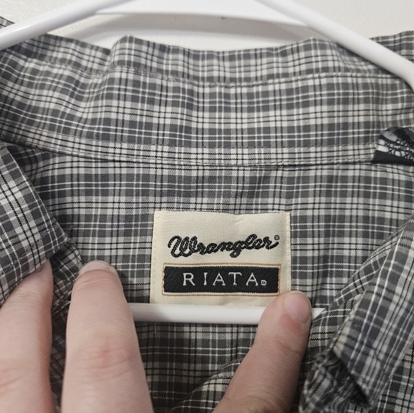 Wrangler Riata Gray Plaid Button Down Shirt! - Picture 2 of 6